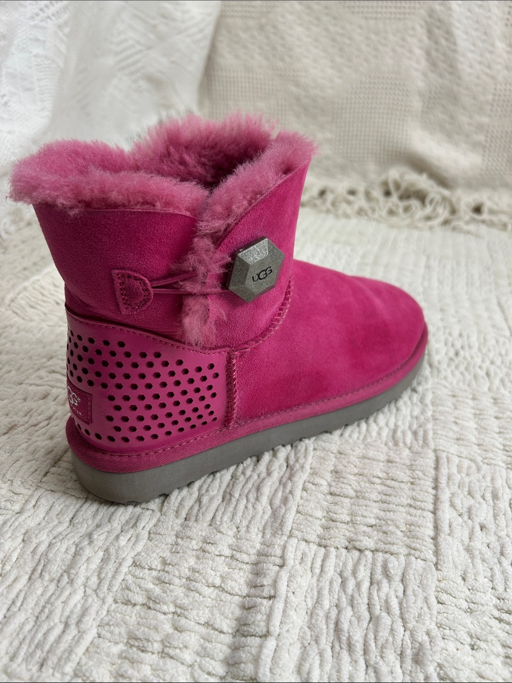 Ugh Mini Bailey Button Geo Perf Magenta Pink 10